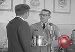 Standbild Präsident Kennedy besucht Hanau Fliegerhorst Kaserne Post Hanau Deutschland, 1963, aus Sekunde 12 historischem Filmmaterial Videoclip 65675080553