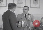 Standbild Präsident Kennedy besucht Hanau Fliegerhorst Kaserne Post Hanau Deutschland, 1963, aus Sekunde 13 historischem Filmmaterial Videoclip 65675080553