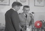 Standbild Präsident Kennedy besucht Hanau Fliegerhorst Kaserne Post Hanau Deutschland, 1963, aus Sekunde 14 historischem Filmmaterial Videoclip 65675080553