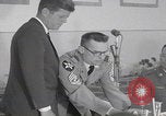 Standbild Präsident Kennedy besucht Hanau Fliegerhorst Kaserne Post Hanau Deutschland, 1963, aus Sekunde 15 historischem Filmmaterial Videoclip 65675080553