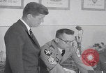 Standbild Präsident Kennedy besucht Hanau Fliegerhorst Kaserne Post Hanau Deutschland, 1963, aus Sekunde 16 historischem Filmmaterial Videoclip 65675080553
