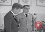 Standbild Präsident Kennedy besucht Hanau Fliegerhorst Kaserne Post Hanau Deutschland, 1963, aus Sekunde 17 historischem Filmmaterial Videoclip 65675080553