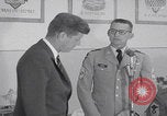 Standbild Präsident Kennedy besucht Hanau Fliegerhorst Kaserne Post Hanau Deutschland, 1963, aus Sekunde 18 historischem Filmmaterial Videoclip 65675080553