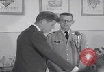 Standbild Präsident Kennedy besucht Hanau Fliegerhorst Kaserne Post Hanau Deutschland, 1963, aus Sekunde 19 historischem Filmmaterial Videoclip 65675080553