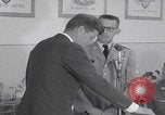 Standbild Präsident Kennedy besucht Hanau Fliegerhorst Kaserne Post Hanau Deutschland, 1963, aus Sekunde 20 historischem Filmmaterial Videoclip 65675080553