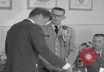 Standbild Präsident Kennedy besucht Hanau Fliegerhorst Kaserne Post Hanau Deutschland, 1963, aus Sekunde 23 historischem Filmmaterial Videoclip 65675080553