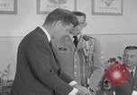 Standbild Präsident Kennedy besucht Hanau Fliegerhorst Kaserne Post Hanau Deutschland, 1963, aus Sekunde 24 historischem Filmmaterial Videoclip 65675080553