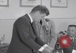 Standbild Präsident Kennedy besucht Hanau Fliegerhorst Kaserne Post Hanau Deutschland, 1963, aus Sekunde 25 historischem Filmmaterial Videoclip 65675080553