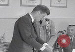 Standbild Präsident Kennedy besucht Hanau Fliegerhorst Kaserne Post Hanau Deutschland, 1963, aus Sekunde 26 historischem Filmmaterial Videoclip 65675080553