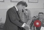 Standbild Präsident Kennedy besucht Hanau Fliegerhorst Kaserne Post Hanau Deutschland, 1963, aus Sekunde 27 historischem Filmmaterial Videoclip 65675080553
