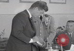 Standbild Präsident Kennedy besucht Hanau Fliegerhorst Kaserne Post Hanau Deutschland, 1963, aus Sekunde 28 historischem Filmmaterial Videoclip 65675080553
