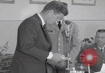 Standbild Präsident Kennedy besucht Hanau Fliegerhorst Kaserne Post Hanau Deutschland, 1963, aus Sekunde 29 historischem Filmmaterial Videoclip 65675080553