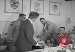 Standbild Präsident Kennedy besucht Hanau Fliegerhorst Kaserne Post Hanau Deutschland, 1963, aus Sekunde 31 historischem Filmmaterial Videoclip 65675080553
