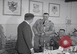 Standbild Präsident Kennedy besucht Hanau Fliegerhorst Kaserne Post Hanau Deutschland, 1963, aus Sekunde 32 historischem Filmmaterial Videoclip 65675080553