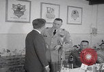 Standbild Präsident Kennedy besucht Hanau Fliegerhorst Kaserne Post Hanau Deutschland, 1963, aus Sekunde 34 historischem Filmmaterial Videoclip 65675080553