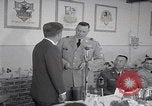 Standbild Präsident Kennedy besucht Hanau Fliegerhorst Kaserne Post Hanau Deutschland, 1963, aus Sekunde 36 historischem Filmmaterial Videoclip 65675080553