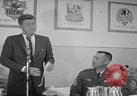 Standbild Präsident Kennedy besucht Hanau Fliegerhorst Kaserne Post Hanau Deutschland, 1963, aus Sekunde 56 historischem Filmmaterial Videoclip 65675080553
