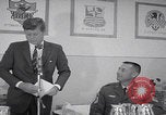 Standbild Präsident Kennedy besucht Hanau Fliegerhorst Kaserne Post Hanau Deutschland, 1963, aus Sekunde 57 historischem Filmmaterial Videoclip 65675080553