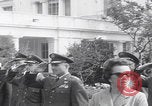 Standbild Präsident Kennedy überreicht Medaille Washington DC USA, 1963, aus Sekunde 1 historischem Filmmaterial Videoclip 65675080554