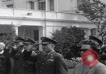 Standbild Präsident Kennedy überreicht Medaille Washington DC USA, 1963, aus Sekunde 3 historischem Filmmaterial Videoclip 65675080554