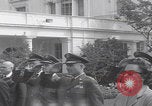 Standbild Präsident Kennedy überreicht Medaille Washington DC USA, 1963, aus Sekunde 4 historischem Filmmaterial Videoclip 65675080554