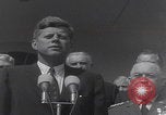 Standbild Präsident Kennedy überreicht Medaille Washington DC USA, 1963, aus Sekunde 5 historischem Filmmaterial Videoclip 65675080554