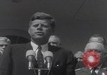 Standbild Präsident Kennedy überreicht Medaille Washington DC USA, 1963, aus Sekunde 6 historischem Filmmaterial Videoclip 65675080554