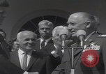 Standbild Präsident Kennedy überreicht Medaille Washington DC USA, 1963, aus Sekunde 7 historischem Filmmaterial Videoclip 65675080554