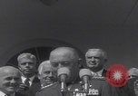 Standbild Präsident Kennedy überreicht Medaille Washington DC USA, 1963, aus Sekunde 8 historischem Filmmaterial Videoclip 65675080554