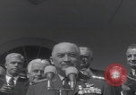 Standbild Präsident Kennedy überreicht Medaille Washington DC USA, 1963, aus Sekunde 10 historischem Filmmaterial Videoclip 65675080554