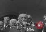 Standbild Präsident Kennedy überreicht Medaille Washington DC USA, 1963, aus Sekunde 11 historischem Filmmaterial Videoclip 65675080554