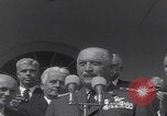 Standbild Präsident Kennedy überreicht Medaille Washington DC USA, 1963, aus Sekunde 12 historischem Filmmaterial Videoclip 65675080554