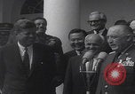 Standbild Präsident Kennedy überreicht Medaille Washington DC USA, 1963, aus Sekunde 13 historischem Filmmaterial Videoclip 65675080554