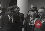 Standbild Präsident Kennedy überreicht Medaille Washington DC USA, 1963, aus Sekunde 14 historischem Filmmaterial Videoclip 65675080554