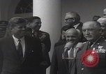 Standbild Präsident Kennedy überreicht Medaille Washington DC USA, 1963, aus Sekunde 15 historischem Filmmaterial Videoclip 65675080554