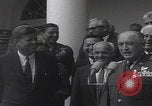 Standbild Präsident Kennedy überreicht Medaille Washington DC USA, 1963, aus Sekunde 16 historischem Filmmaterial Videoclip 65675080554
