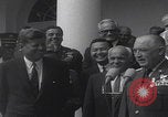 Standbild Präsident Kennedy überreicht Medaille Washington DC USA, 1963, aus Sekunde 17 historischem Filmmaterial Videoclip 65675080554
