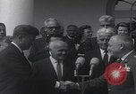 Standbild Präsident Kennedy überreicht Medaille Washington DC USA, 1963, aus Sekunde 18 historischem Filmmaterial Videoclip 65675080554