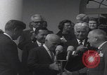 Standbild Präsident Kennedy überreicht Medaille Washington DC USA, 1963, aus Sekunde 19 historischem Filmmaterial Videoclip 65675080554