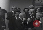 Standbild Präsident Kennedy überreicht Medaille Washington DC USA, 1963, aus Sekunde 20 historischem Filmmaterial Videoclip 65675080554