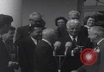 Standbild Präsident Kennedy überreicht Medaille Washington DC USA, 1963, aus Sekunde 21 historischem Filmmaterial Videoclip 65675080554