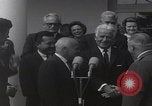 Standbild Präsident Kennedy überreicht Medaille Washington DC USA, 1963, aus Sekunde 22 historischem Filmmaterial Videoclip 65675080554