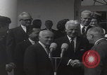 Standbild Präsident Kennedy überreicht Medaille Washington DC USA, 1963, aus Sekunde 23 historischem Filmmaterial Videoclip 65675080554