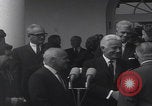 Standbild Präsident Kennedy überreicht Medaille Washington DC USA, 1963, aus Sekunde 24 historischem Filmmaterial Videoclip 65675080554