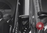Standbild Präsident Kennedy überreicht Medaille Washington DC USA, 1963, aus Sekunde 25 historischem Filmmaterial Videoclip 65675080554