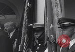 Standbild Präsident Kennedy überreicht Medaille Washington DC USA, 1963, aus Sekunde 26 historischem Filmmaterial Videoclip 65675080554
