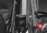 Standbild Präsident Kennedy überreicht Medaille Washington DC USA, 1963, aus Sekunde 27 historischem Filmmaterial Videoclip 65675080554