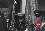 Standbild Präsident Kennedy überreicht Medaille Washington DC USA, 1963, aus Sekunde 28 historischem Filmmaterial Videoclip 65675080554
