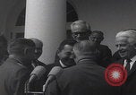 Standbild Präsident Kennedy überreicht Medaille Washington DC USA, 1963, aus Sekunde 29 historischem Filmmaterial Videoclip 65675080554