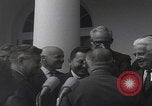 Standbild Präsident Kennedy überreicht Medaille Washington DC USA, 1963, aus Sekunde 30 historischem Filmmaterial Videoclip 65675080554